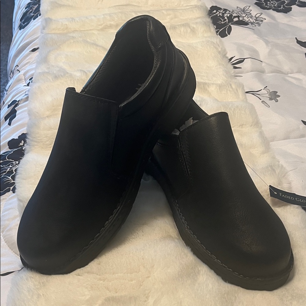 Men’s black casual dress shoes